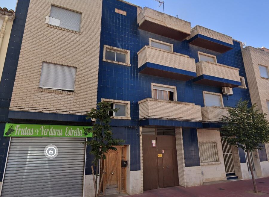 UN PISO DE 4 HABITACIONES EN MONTROY